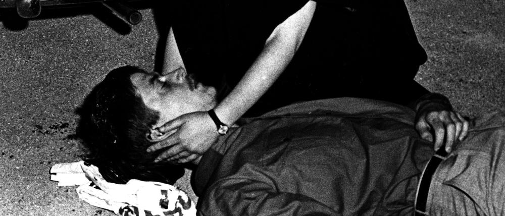 Neben dem tödlich verletzten Benno Ohnesorg kniet die ehemalige Studentin der Freien Universität Friederike Dollinger. 