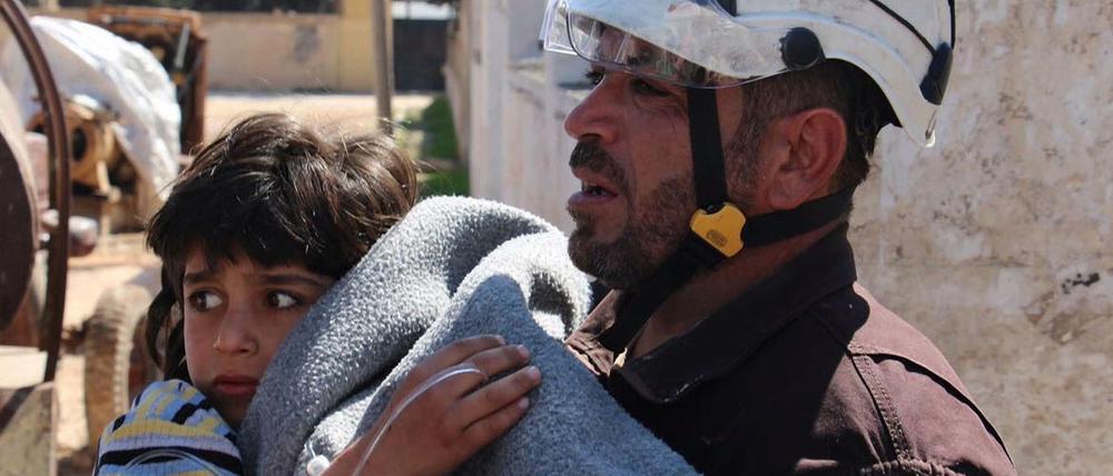 Ein von der «Syria Civil Defence» (Weißhelme) am 04.04.2017 zur Verfügung gestellte Foto, zeigt einen Freiwilligen Helfer, der ein Opfer eines mutmaßlichen Giftgasangriffs in Chan Scheichun, Syrien, versorgt.
