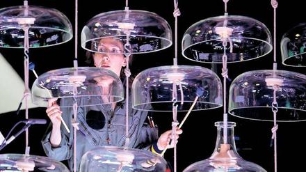 Das Ensemble Musikfabrik spielt eine Komposition des Neutöners Harry Partch. 