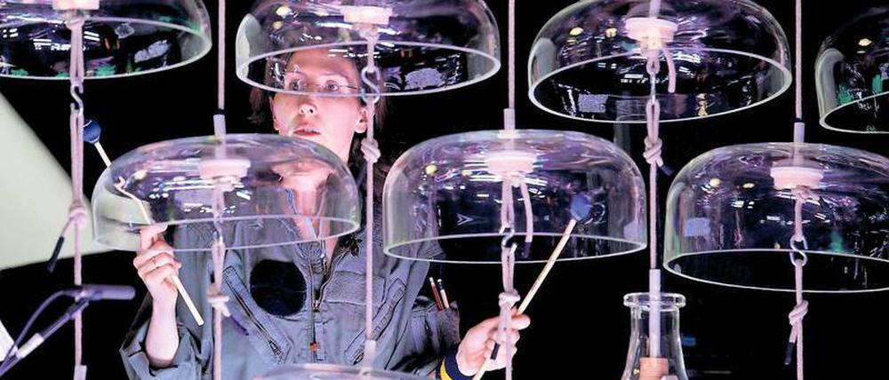 Das Ensemble Musikfabrik spielt eine Komposition des Neutöners Harry Partch.