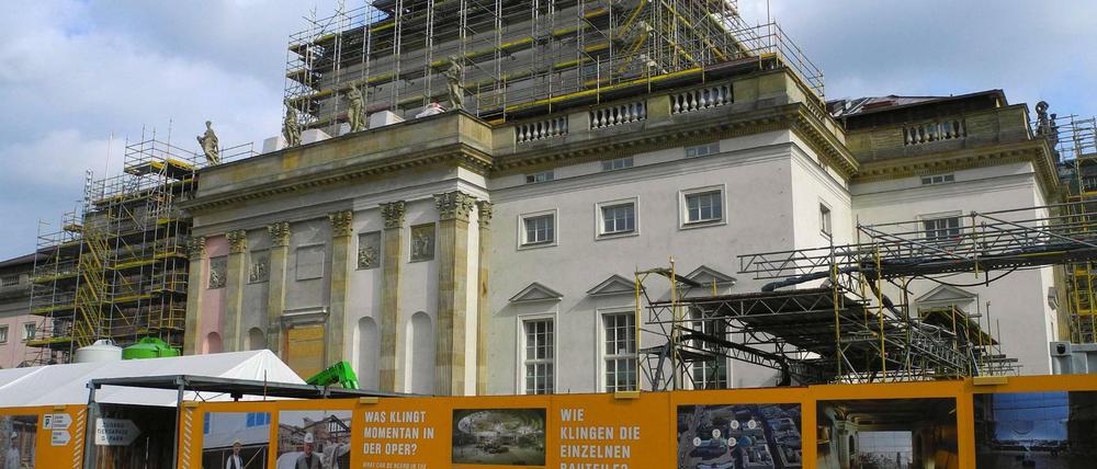 Langsam verschwinden die Baugerüste, aber ein Ende vom Ende der Sanierung ist noch nicht in Sicht: die Berliner Staatsoper Unter den Linden.