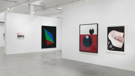 Ausstellungsansicht von Shirana Shahbazis "First Things First" im Maschinenhaus M1 der Kindl-Brauerei.