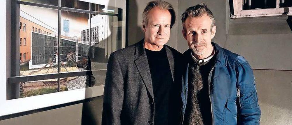 In der Zelle. Dieter Matthes (links) fotografiert nach dem Dienst. Sein Bruder Ulrich Matthes las zur Ausstellungseröffnung. 