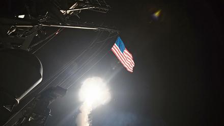 Das US-Militär feuert eine Rakete vom Zerstörer USS Porter ab.