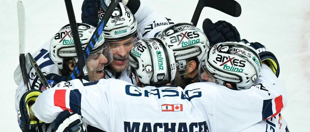 Julian Talbot (links) und Spencer Machacek (vorne) verlassen den Klub wie zwei weitere Spieler nach dem Play-off-Aus gegen München.