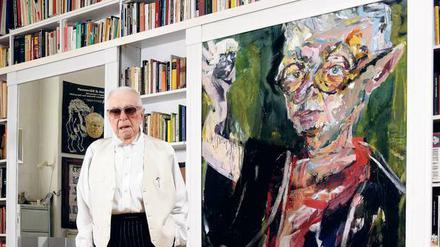 Auftritt im Altbau. Andrzej Wirth vor dem „Porträt A. W. vor dem Charlottenburger Schloss“ von Edda Grossman. 