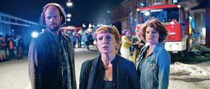 Ermitteln im Flüchtlingsheim: Die Kommissare Fleischer (Andreas Leopold Schad), Ringelhahn (Dagmar Manzel, Mitte)) und Goldwasser (Eli Wasserscheid).