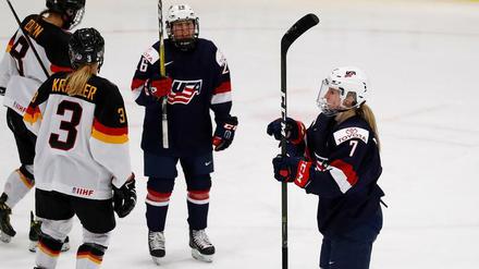 Schon wieder einer drin. Die deutschen Frauen wurden von den US-Girls im Halbfinale vorgeführt.