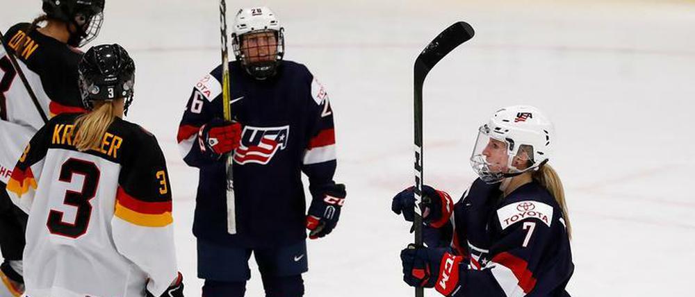 Schon wieder einer drin. Die deutschen Frauen wurden von den US-Girls im Halbfinale vorgeführt.