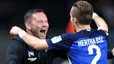 Jubel im Olympiastadion: Hertha-Trainer Pal Dardai und Spieler Peter Pekarik 