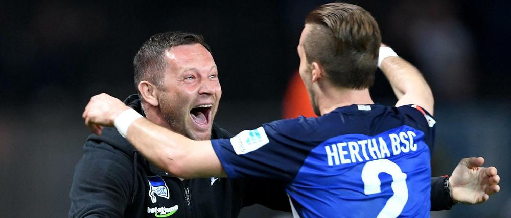 Jubel im Olympiastadion: Hertha-Trainer Pal Dardai und Spieler Peter Pekarik