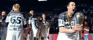 Der gehört jetzt uns. Kiels Marko Vujin feiert mit dem Pokal.