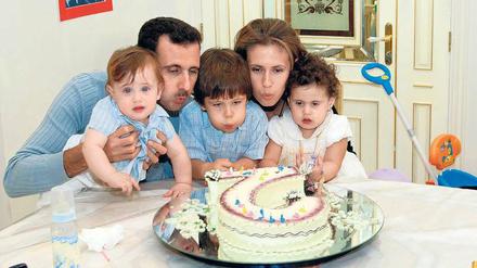 Pustekuchen. Baschar und Asma al Assad, heute 51 und 41 Jahre alt, feiern 2006 Geburtstag mit ihren Kindern Hafiz, Zein und Karim. Fotos: Camera Press