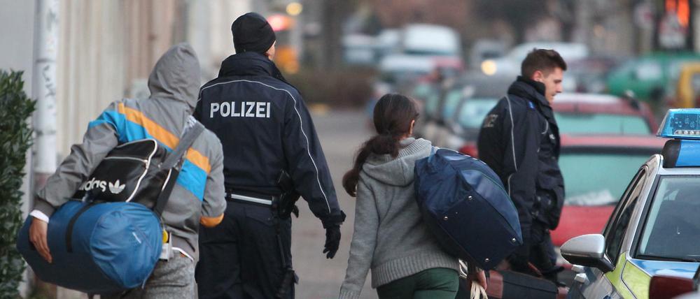 Abgelehnte Asylbewerber werden in Leipzig zum Transport zum Flughafen abgeholt.
