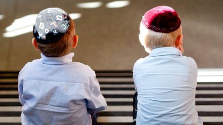 Zwei Jungen mit Kippa. 