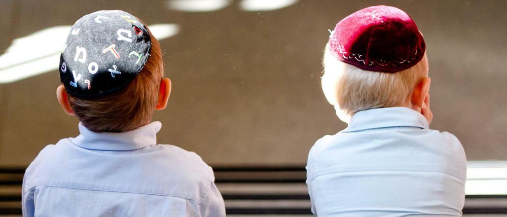Zwei Jungen mit Kippa. 