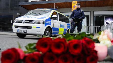 Gedenken in Stockholm: Blumen an einer Polizeiabsperrung 