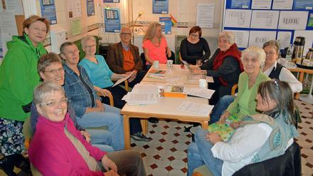 Die Planung wird konkret. Der Architekt Klaus Krebs in einer der regelmäßigen Abstimmungen mit den Frauen des Projektteams.