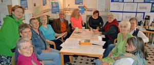 Die Planung wird konkret. Der Architekt Klaus Krebs in einer der regelmäßigen Abstimmungen mit den Frauen des Projektteams.