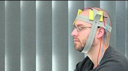 Mit einer transkranialen Gleichstromstimulation lassen sich gezielt bestimmte Bereiche des Gehirns beeinflussen - wie hier an der Charité Berlin das Sprachzentrum für Therapiezwecke, oder an der Universität Zürich eine Region, die in die Entscheidung für oder gegen Schummeln involviert ist.