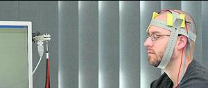 Mit einer transkranialen Gleichstromstimulation lassen sich gezielt bestimmte Bereiche des Gehirns beeinflussen - wie hier an der Charité Berlin das Sprachzentrum für Therapiezwecke, oder an der Universität Zürich eine Region, die in die Entscheidung für oder gegen Schummeln involviert ist. 