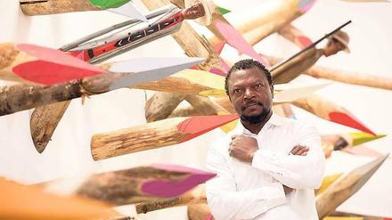 Bunte Pfähle. Die Ausstellung "Kolmanskop Dream" von Pscale Marthine Tayou zeigt die Wunden des Kolonialismus und fragt, ob die Kunst Trost spenden kann.