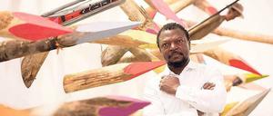 Bunte Pfähle. Die Ausstellung "Kolmanskop Dream" von Pscale Marthine Tayou zeigt die Wunden des Kolonialismus und fragt, ob die Kunst Trost spenden kann.