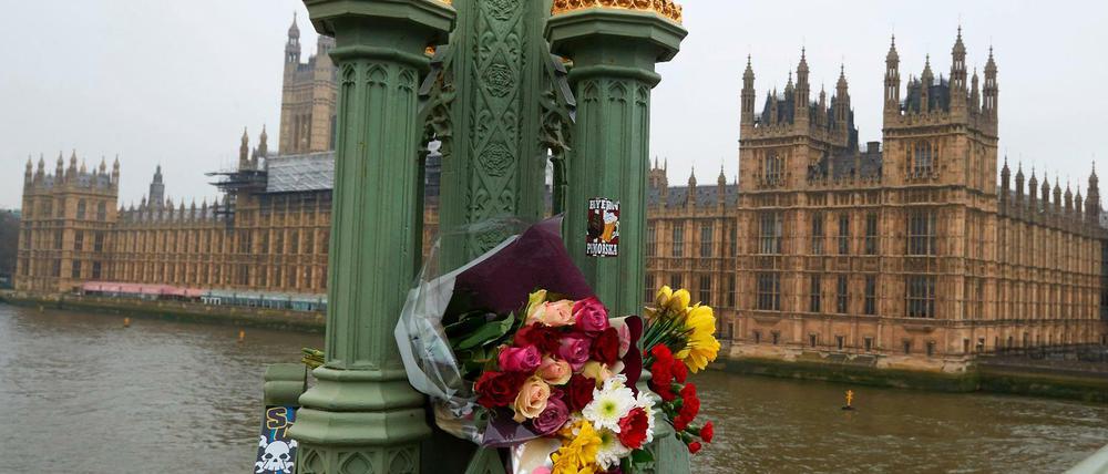 Die nun gestorbene Rumänin wurde zunächst schwer verletzt aus der Themse gerettet. An der Brücke wird der Opfern des Anschlags gedacht.
