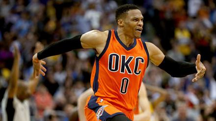 Who's the man? Russell Westbrook feiert den Dreipunktewurf, der OKC den Sieg brachte. 