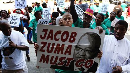 Demonstranten protestieren gegen den südafrikanischen Präsidenten Jacob Zuma. Die machen das Staatsoberhaupt für die schlechte Wirtschaftslage verantwortlich.