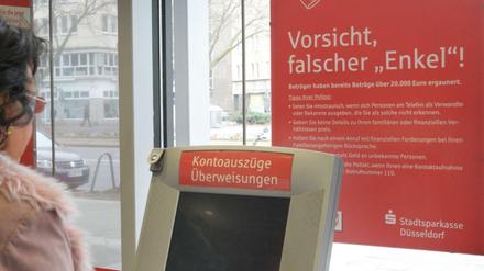 Banken warnen mit Plakaten vor den «falschen Enkeln».