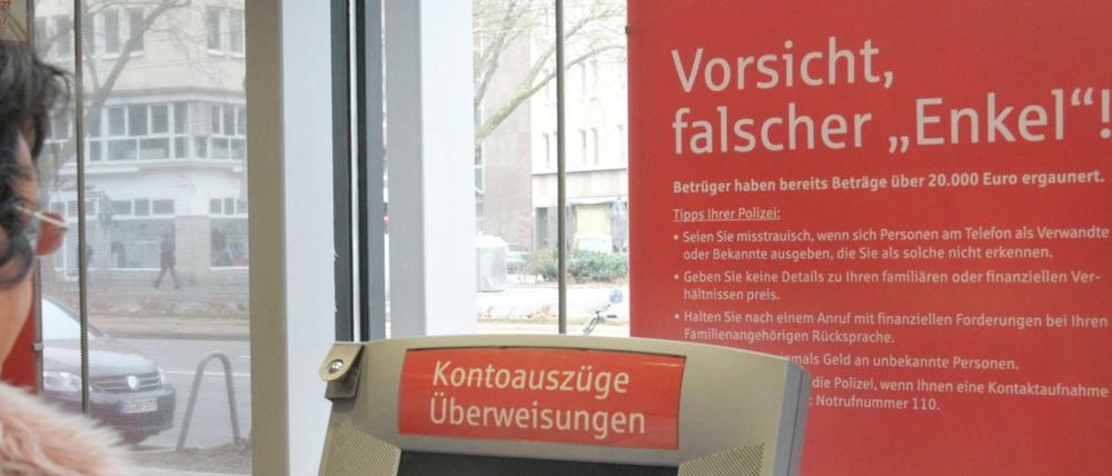 Banken warnen mit Plakaten vor den «falschen Enkeln».