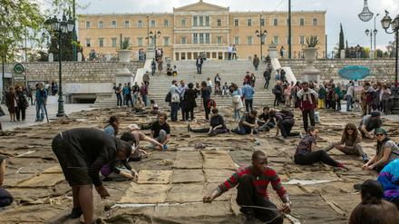 Auf dem Syntagma-Platz in Athen nähen bei der Documenta-Performance "Check Point - Prosfygika" des Künstlers Ibrahim Mahama aus Ghana junge Menschen Jute-Säcke zusammen. 