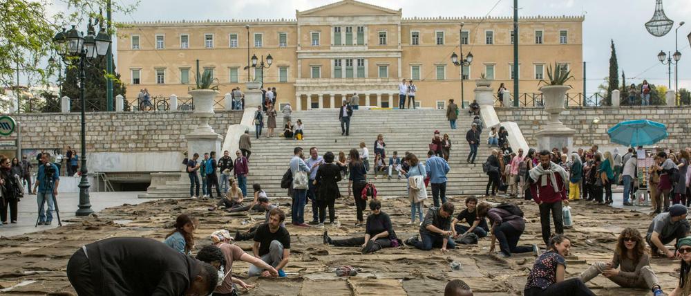 Auf dem Syntagma-Platz in Athen nähen bei der Documenta-Performance "Check Point - Prosfygika" des Künstlers Ibrahim Mahama aus Ghana junge Menschen Jute-Säcke zusammen. 