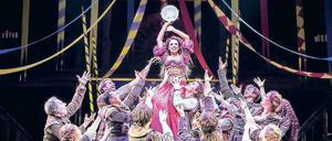 Die schöne Esmeralda (Sarah Bowden), Objekt der Begierde gleich dreier Männer.