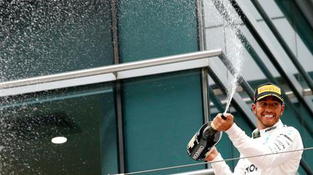 Der britische Mercedes-Pilot Lewis Hamilton jubelt nach seinem Sieg.