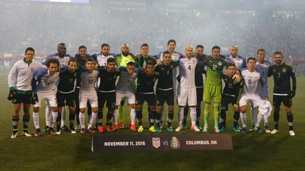 Gemeinsam stark. Die Nationalmannschaften der USA und Mexikos posierten im November vor einem WM-Qualifikationsspiel gemeinsam - auch um ein Zeichen gegen Trumps Rhetorik zu setzen.