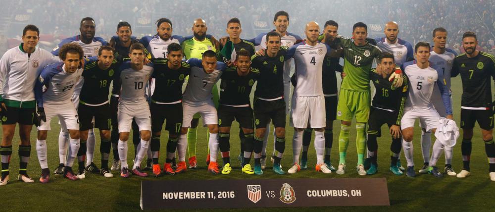 Gemeinsam stark. Die Nationalmannschaften der USA und Mexikos posierten im November vor einem WM-Qualifikationsspiel gemeinsam - auch um ein Zeichen gegen Trumps Rhetorik zu setzen.