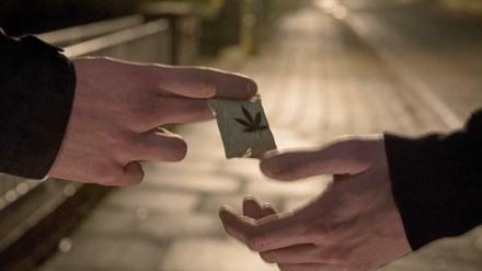 Die Ermittlungen gegen die beiden Männer laufen noch.