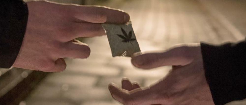 Die Ermittlungen gegen die beiden Männer laufen noch.