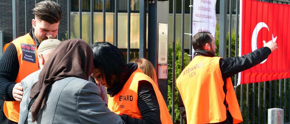 Deutsch-Türken vor der Stimmabgabe im türkischen Generalkonsulat.