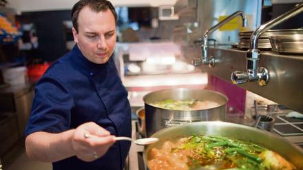 Tim Raue kocht nicht nur mit Wasser. Wer ihm nacheifern will, sollte zumindest einen Thermomix, einen Vakuumierer und flüssigen Stickstoff zur Hand haben.