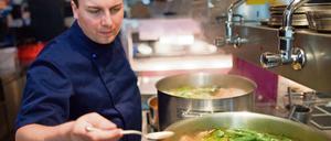 Tim Raue kocht nicht nur mit Wasser. Wer ihm nacheifern will, sollte zumindest einen Thermomix, einen Vakuumierer und flüssigen Stickstoff zur Hand haben.