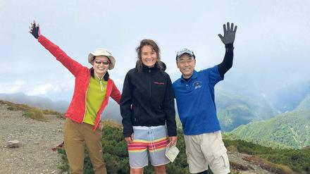 Ein Alien in den Bergen. Japaner fotografieren sich mit einer seltenen Spezies – einer europäischen Wanderin – in den Japanischen Alpen.