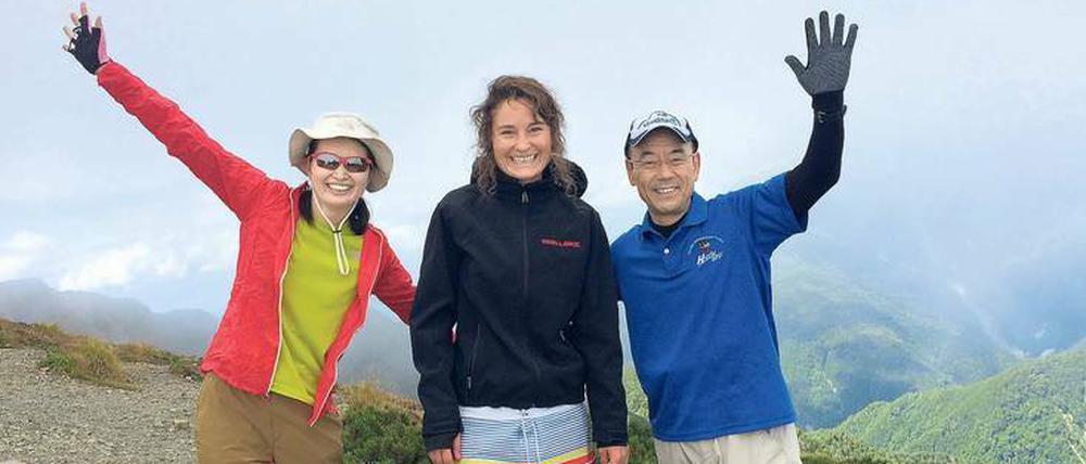Ein Alien in den Bergen. Japaner fotografieren sich mit einer seltenen Spezies – einer europäischen Wanderin – in den Japanischen Alpen.
