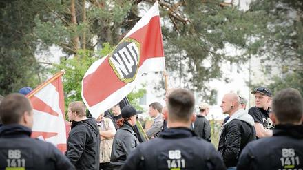 NPD-Anhänger beim Fahnenschwenken.