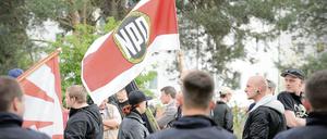 NPD-Anhänger beim Fahnenschwenken.