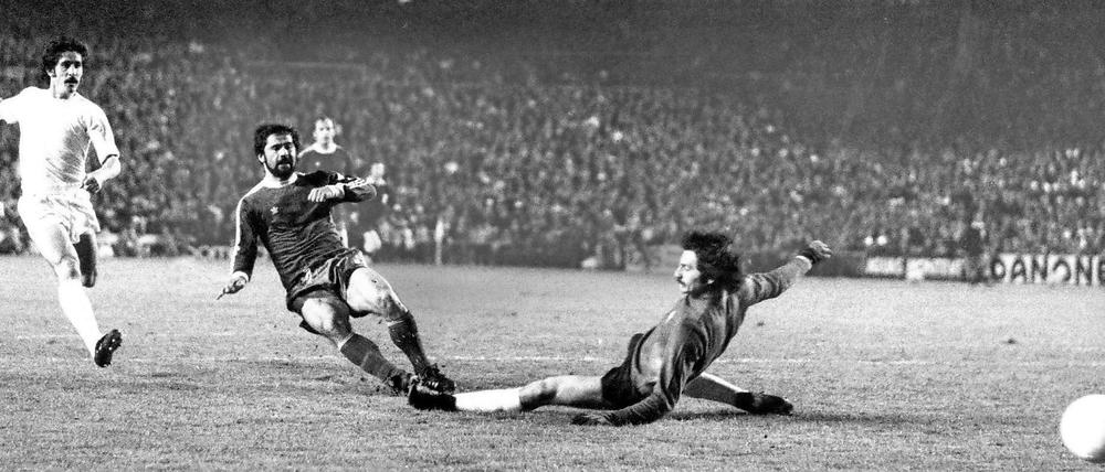 Gerd Müller erzielt gegen Real den Ausgleich.