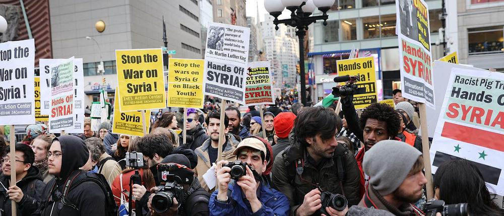 Im Dissens vereint: Proteste gegen Trumps Luftschlag gegen Syrien am 8. April auf dem Union Square in New York.
