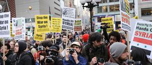 Im Dissens vereint: Proteste gegen Trumps Luftschlag gegen Syrien am 8. April auf dem Union Square in New York. 